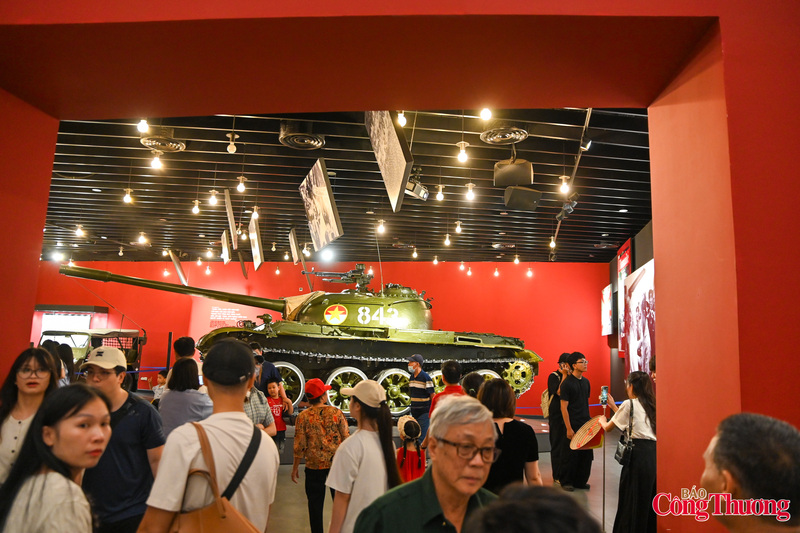 Hàng ngàn lượt du khách đã cùng nhau "check-in" bên cạnh các bảo vật quốc gia. Đáng chú ý là chiếc xe tăng T-54B mang số hiệu 843, một trong những chiếc xe tăng đầu tiên húc đổ cổng Dinh Độc Lập trưa ngày 30/4/1975.
