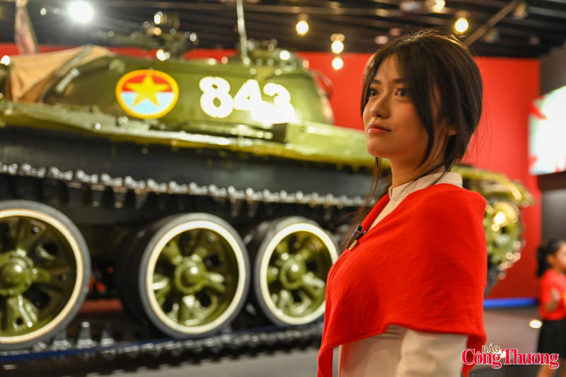 Hình ảnh các thế hệ từ cựu chiến binh đến các bạn trẻ đứng lặng ngắm nhìn hiện vật, chụp ảnh lưu niệm và quét mã QR để tra cứu thông tin chiến sử đã tạo nên một không gian văn hóa đầy xúc động.