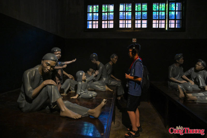 Không gian trưng bày của nhà tù Hoả Lò tái hiện chân thực, sống động các phòng giam chật hẹp, xà lim tử hình và máy chém lịch sử, giúp du khách hình dung rõ nét sự tàn khốc của chiến tranh.