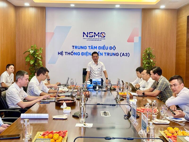 Ông Nguyễn Quốc Trung - Phó Tổng giám đốc NSMO điều hành chỉ đạo công tác diễn tập xử lý sự cố trên lưới điện miền Trung đảm bảo cấp điện an toàn, ổn định cho năm 2026 trước dịp nghỉ lễ 30/4-1/5.