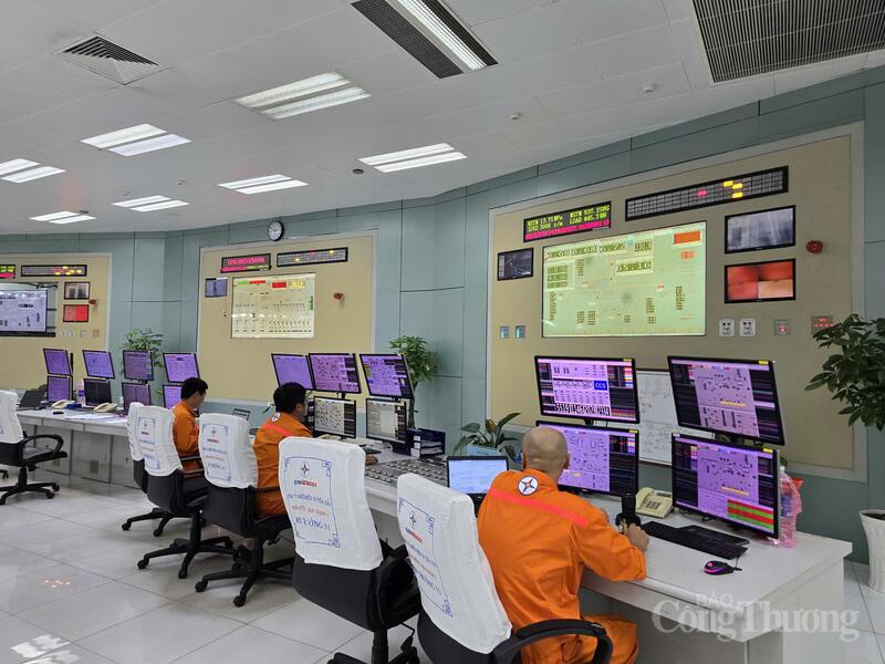 Kỹ sư vận hành theo dõi các thông số vận hành tổ máy tại Phòng điều khiển trung tâm. Ảnh: Thu Hường