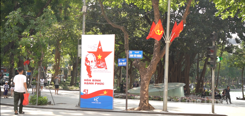 Các cụm pano, áp phích cùng sắc đỏ cờ Tổ quốc được trang trí nổi bật tại khu vực hồ Hoàn Kiếm, góp phần lan tỏa không khí kỷ niệm 30/4 trên các tuyến phố trung tâm. Ảnh: Diệu Linh