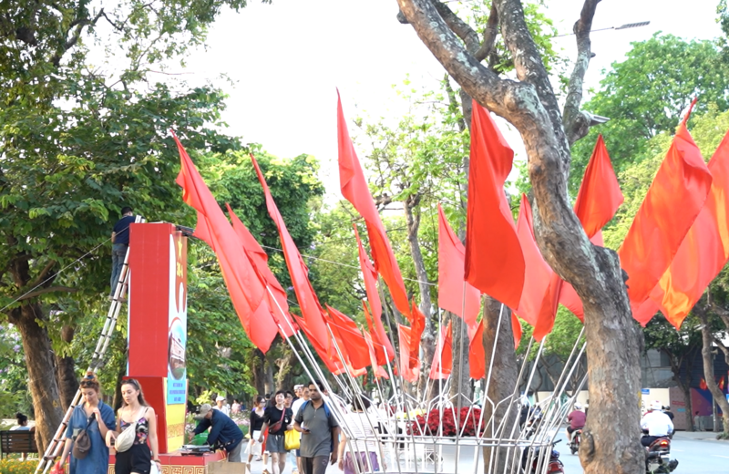 Du khách quốc tế ấn tượng sâu sắc không khí ngày 30/4 tại Hà Nội - 1