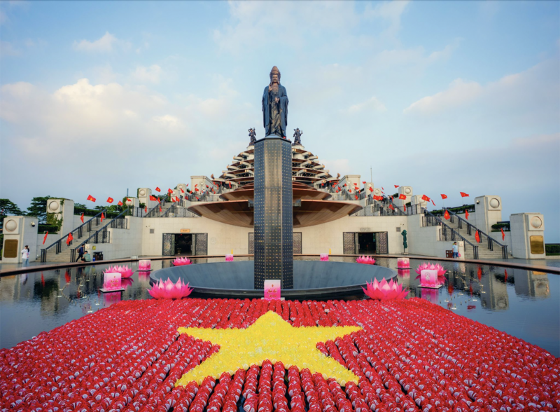 Quảng trường dưới chân Phật Bà được trang hoàng mừng Đại lễ 30/4. Ảnh: Sun Group