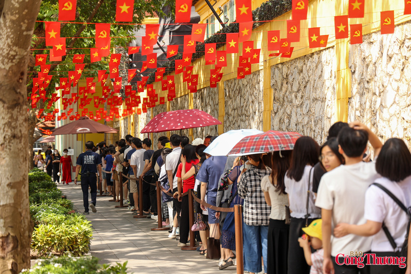 Cùng với đó, Di tích Nhà tù Hỏa Lò trở thành một điểm đến thu hút đông đảo du khách. Dù không phải là một chiến trường rực lửa trong ngày 30/4, nhưng nơi đây là cội nguồn của ý chí kiên trung, bất khuất. Những hàng người xếp hàng ngay ngắn tại cổng di tích để bước vào không gian giam giữ năm xưa.