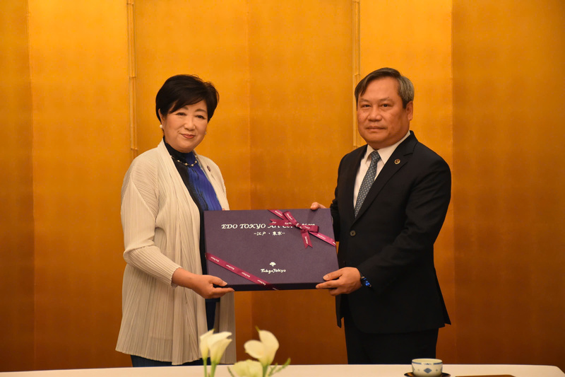 Bà Koike Yuriko, Thống đốc Tokyo  trao quà lưu niệm tặng Chủ tịch UBND TP. Hà Nội Vũ Đại Thắng. Ảnh: Nguyễn Tuyến