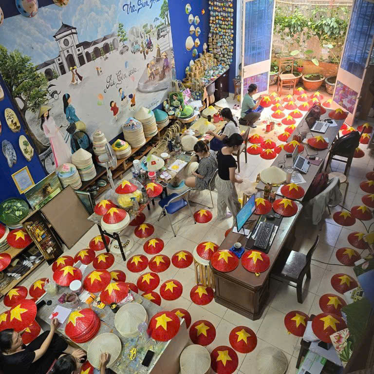 Nón lá với hình cờ Tổ quốc được sản xuất số lượng lớn, phục vụ nhu cầu sự kiện và quảng bá thương hiệu ngày càng tăng. Ảnh: Nguyễn Trinh