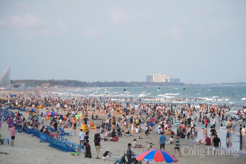 Ngay trong ngày đầu của kỳ nghỉ lễ 30/4 và 1/5, bãi biển Vũng Tàu (TP. Hồ Chí Minh) ghi nhận hơn 70.000 lượt khách đến tắm biển. Ảnh: Thừa Ngọc