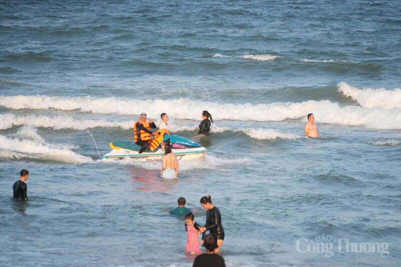 Lực lượng cứu hộ thường xuyên túc trực, nhắc nhở người dân, du khách. Ảnh: Thừa Ngọc