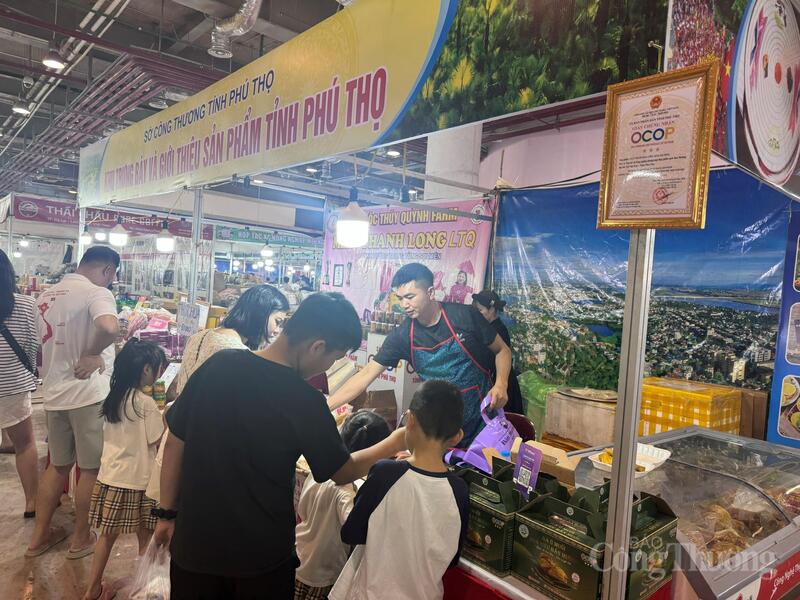 Gian hàng sản phẩm OCOP 3 sao gà ủ muối hoa tiêu bản Mường đến từ tỉnh Phú Thọ, thu hút đông đảo du khách và người dân đến thăm quan và mua sắm . Ảnh: Lê Hà