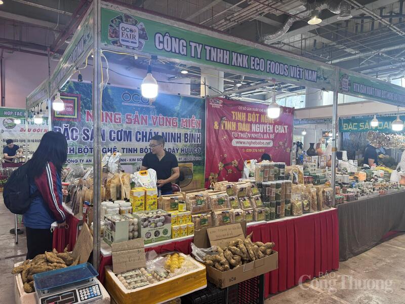 Gian hàng nông sản Ninh Bình gồm nhiều loại như cơm cháy, trứng, rượu Kim Sơn...