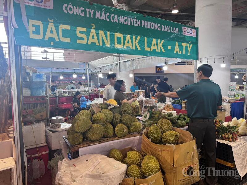 Sản phẩm nông sản gồm sầu riêng, vải, bơ... đến từ Công ty Mắc Ca Nguyên Phương Dak Lak thu hút khách đến mua với giá 60 nghìn/1 kg sầu.