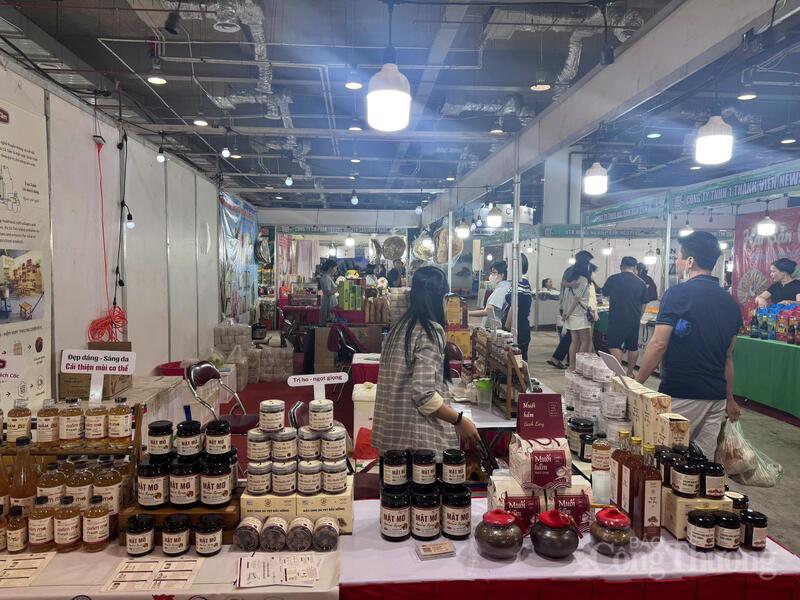 Điểm nhấn mạnh trong không gian trưng bày là việc sắp xếp các gian hàng theo vị trí từng khu vực, giúp du khách có thể dễ dàng tìm thấy sản phẩm mình muốn mua.