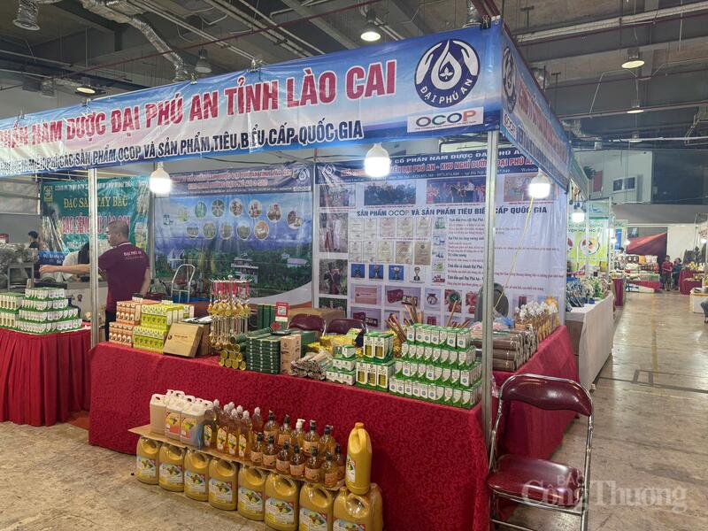 Gian hàng của Công ty cổ phần nam dược Đại Phú An tỉnh Lào Cai trưng bày giới thiệu nhiều sản phẩm được sản xuất theo quy trình khép kín từ khâu nuôi trồng dược liệu quý hiếm, sản xuất theo dây chuyền công nghệ và bí quyết gia truyền.