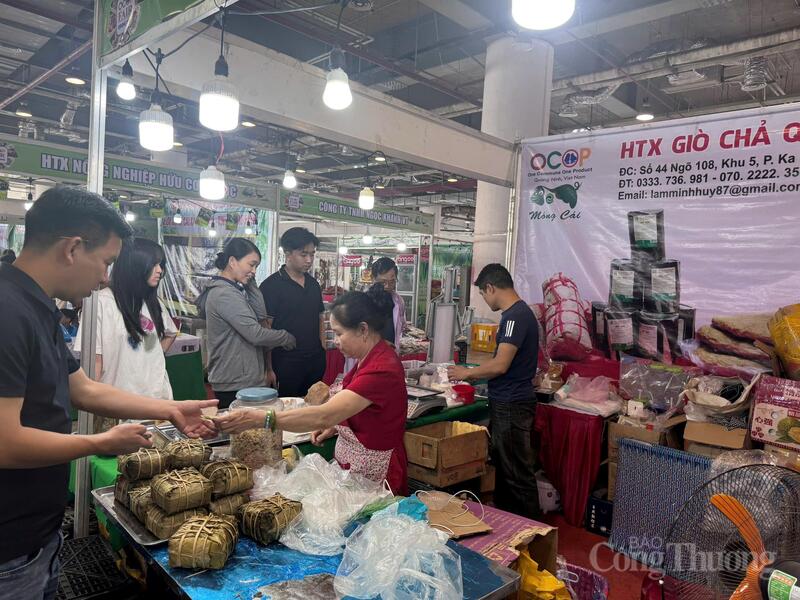 Gian hàng thực phẩm ăn liền gồm giò chả, bánh chưng, bánh cuốn... của Hợp tác xã giò chả Quang Dần, Quảng Ninh.