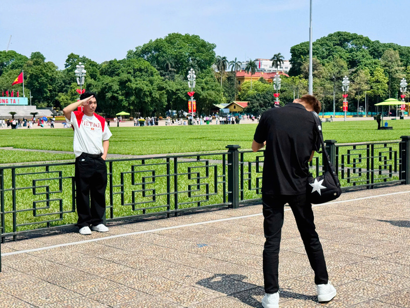 Quảng trường Ba Đình rực rỡ sắc đỏ, đón du khách ngày 30/4  - 8