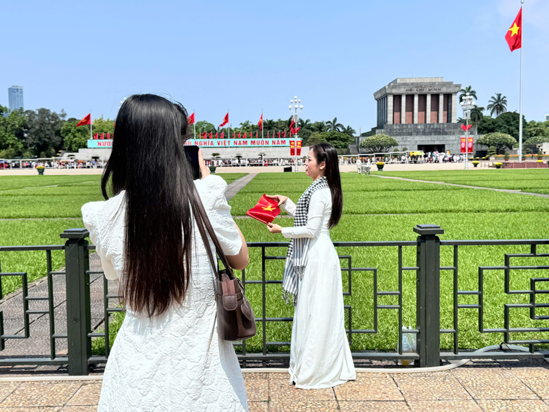 Nhiều bạn trẻ cho biết lựa chọn nơi đây là điểm “check-in” trong dịp lễ vì vừa có thể lưu giữ những khoảnh khắc đáng nhớ, vừa thể hiện niềm tự hào và sự trân trọng đối với lịch sử dân tộc. Chị Hoàng Anh Thư, sinh sống tại tỉnh Phú Thọ chia sẻ: “Được đến đây vào đúng dịp 30/4 khiến tôi cảm thấy rất đặc biệt. Không chỉ là chụp ảnh kỷ niệm, mà còn là dịp để nhìn lại lịch sử, hiểu hơn về những gì cha ông đã trải qua, từ đó càng thêm trân quý cuộc sống hòa bình hôm nay”. Ảnh: Nhật Chi