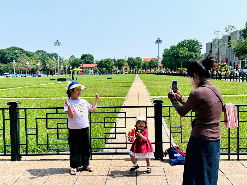 Quảng trường Ba Đình rực rỡ sắc đỏ, đón du khách ngày 30/4  - 6