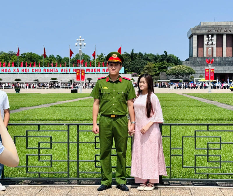 Để thể hiện niềm tự hào trong ngày lễ quan trọng, đông đảo chiến sĩ công an, bộ đội đã có mặt tại Hà Nội cùng “nửa kia” của mình lưu lại những khoảnh khắc ý nghĩa. Ảnh: Nhật Chi