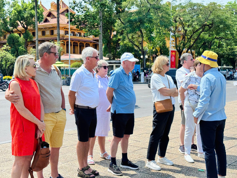 Các đoàn  du khách quốc tế cũng lựa chọn Lăng Chủ tịch Hồ Chí Minh là điểm dừng chân trong ngày 30/4, cùng nhau lắng nghe, tìm hiểu những dấu mốc lịch sử quan trọng của Việt Nam. Ảnh: Nhật Chi