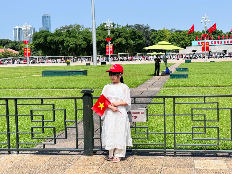 Bên cạnh đó, các em nhỏ cũng được gia đình đưa đi tham quan, tận mắt ngắm nhìn không gian lịch sử trang nghiêm, cảm nhận rõ hơn ý nghĩa của ngày lễ lớn, từ đó dần nuôi dưỡng tình yêu quê hương và khơi dậy niềm tự hào dân tộc. Ảnh: Nhật Chi