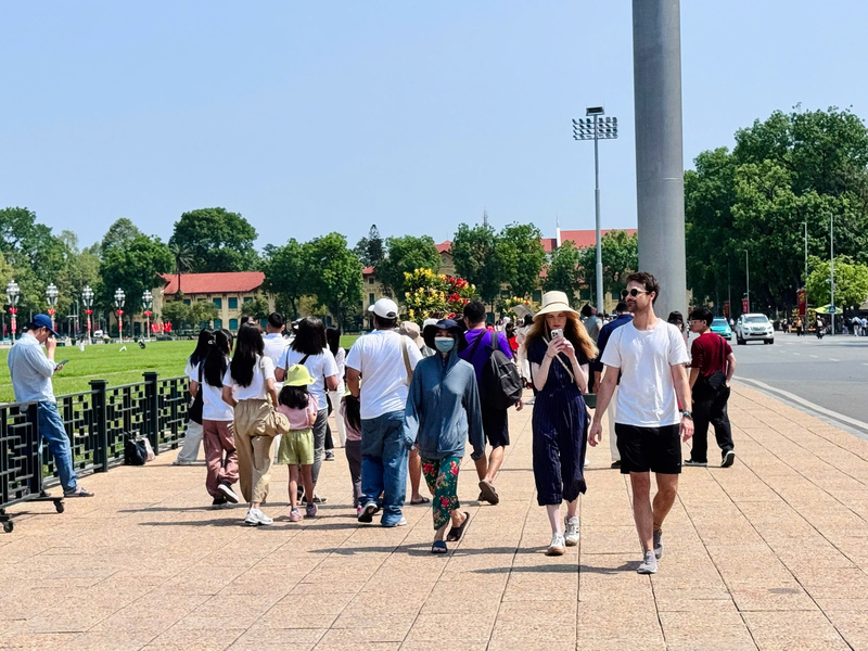 Dự kiến trong những ngày nghỉ lễ tiếp theo, lượng du khách trong nước và quốc tế tiếp tục gia tăng, góp phần làm cho không khí tại Quảng trường Ba Đình thêm sôi động và rộn ràng. Ảnh: Nhật Chi