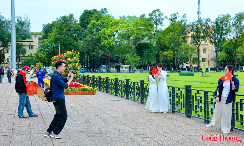 Ngay từ sáng sớm, Quảng trường Ba Đình đã rợp bóng cờ.