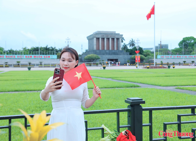 Theo phóng viên ghi nhận, nhiều người dân và du khách đổ về khu vực Quảng trường Ba Đình lịch sử.