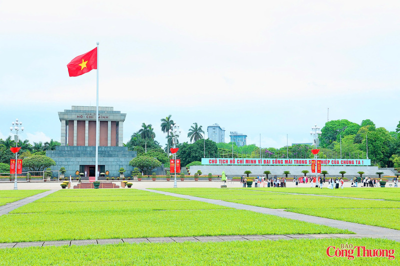 Sáng 30/4, kỷ niệm 51 năm Ngày Giải phóng miền Nam, thống nhất đất nước (30/4/1975 - 30/4/2026). Thủ đô Hà Nội ngập tràn cờ hoa. Không chỉ là thời gian để nghỉ ngơi, đây còn là dịp người dân và du khách, đặc biệt là giới trẻ, tìm về những "địa chỉ đỏ" để tri ân lịch sử và khơi dậy lòng tự hào dân tộc.