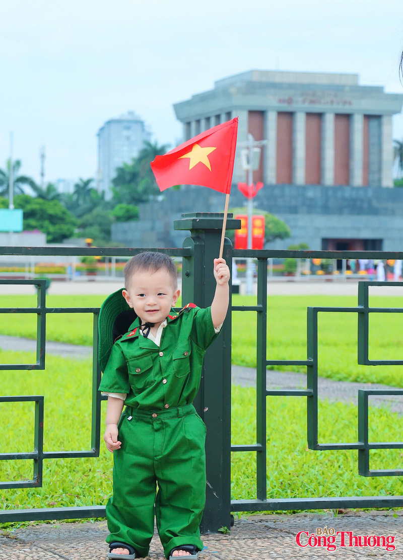 Nhiều gia đình đưa theo con nhỏ, các nhóm bạn trẻ, sinh viên diện trang phục chỉnh tề, mang theo cờ đỏ sao vàng, tranh thủ lưu lại những khoảnh khắc ý nghĩa trước Lăng Bác.