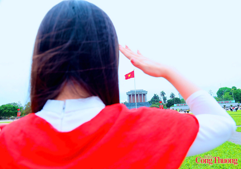 Không khí trang nghiêm nhưng vẫn ấm áp, gần gũi, thể hiện sự tri ân và niềm tự hào dân tộc trong những ngày tháng Tư lịch sử.