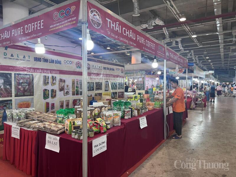 Đặc sản đến từ Đà Lạt gồm mật ong, hạt điều, dâu sấy, cà phê... được bày bán tại hội chợ OCOP Quảng Ninh - Hè 2026.