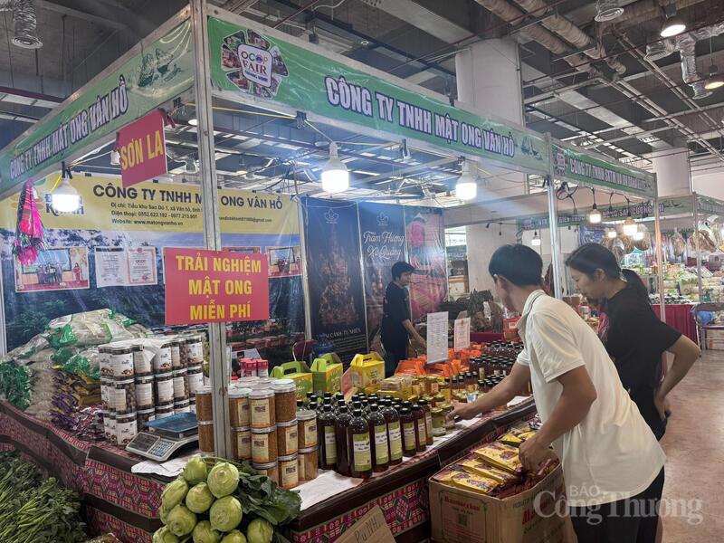 Sản phẩm mật ong Sơn La của Công ty TNHH mật ong Vân Hồ, mỗi chai mật ong có giá từ 150 đến 200 nghìn/1 lít.