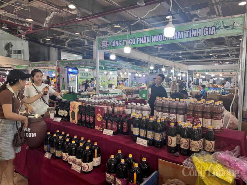 Nước mắm nổi tiếng Thanh Hóa của Công ty Cổ phần nước mắm Tĩnh Gia thu hút khách đến thăm quan và mua về.