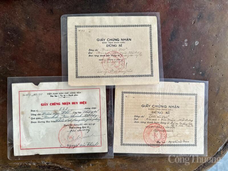 Các giấy chứng nhận huy hiệu, danh hiệu dũng sĩ lái xe Trường Sơn của Trung úy Trần Ngọc Thể. Ảnh: Minh Trang