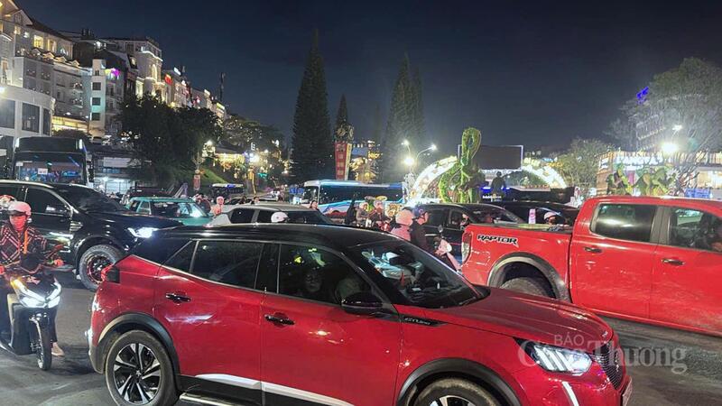 Tình trạng kẹt xe tại trung tâm Đà Lạt ghi nhận lúc 18h30 ngày 30/4/2026. Ảnh: Lê Sơn