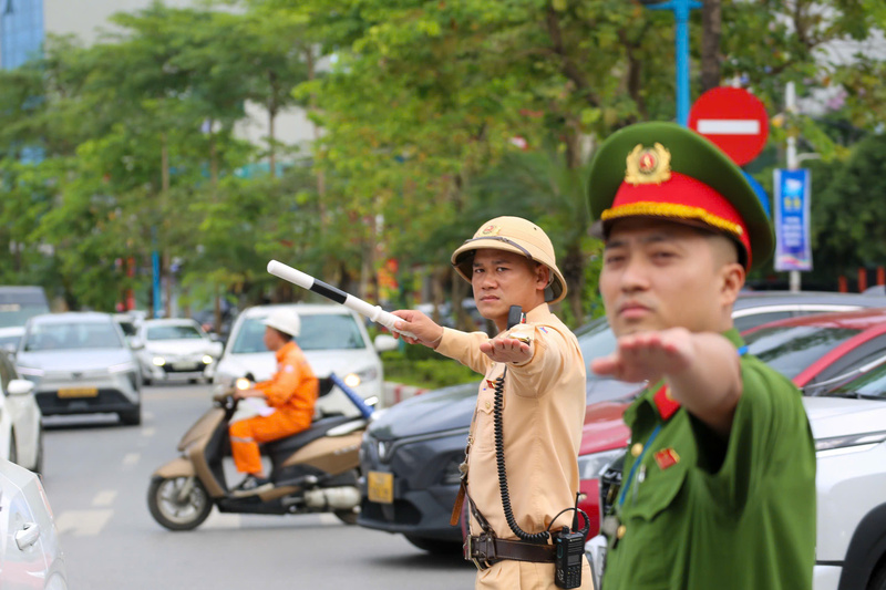 Lực lượng chức năng làm nhiệm vụ bảo đảm an toàn giao thông kỳ nghỉ lễ 30/4 - 1/5.