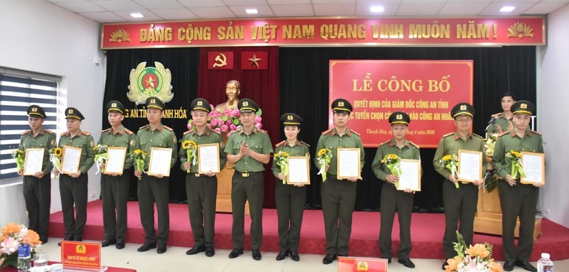 Thiếu tướng Tô Anh Dũng, Giám đốc Công an tỉnh trao Quyết định tuyển chọn nhân viên an ninh hàng không vào CAND. Ảnh: Công an Thanh Hóa