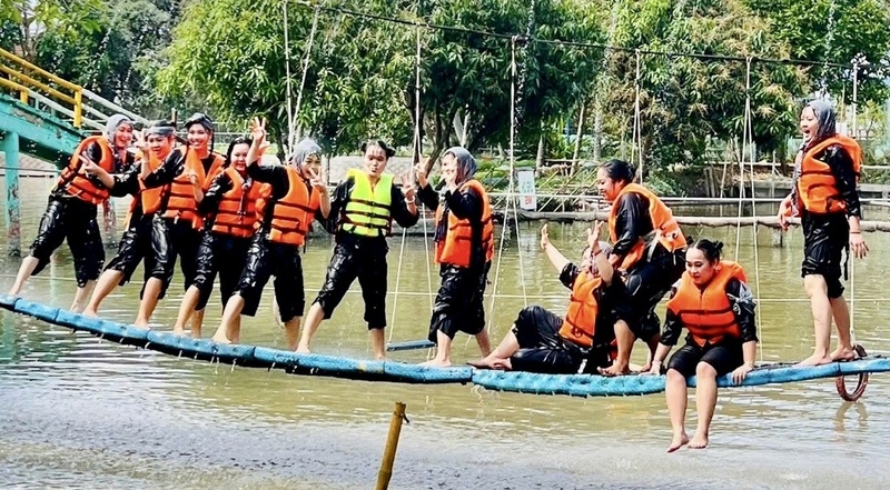 Tại điểm du lịch cố nhiều điểm còn tổ chức các trò chơi dân gian như đua thuyền, kéo co, đẩy gậy, nhảy bao bố, cầu lắc… góp phần mang đến không khí vui nhộn, gần gũi. Ảnh: Hữu Thoại.