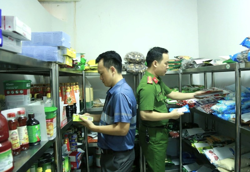Đoàn kiểm tra liên ngành về an toàn thực phẩm kiểm tra tại các cơ sở kinh doanh. Ảnh: Tiến Hùng