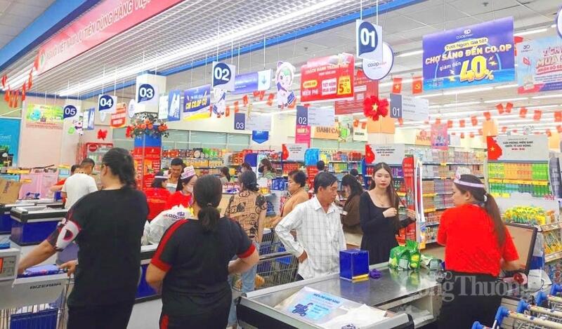 Dịp lễ năm nay, khách hàng tranh thủ đi siêu thị sớm để mua sắm thực phẩm và đồ dùng cho gia đình.
