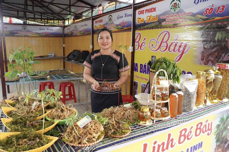 Các hộ dân dần cải thiện hơn trong việc trưng bày sản phẩm và đóng gói bao bì. Ảnh: UBND xã Trà Linh.
