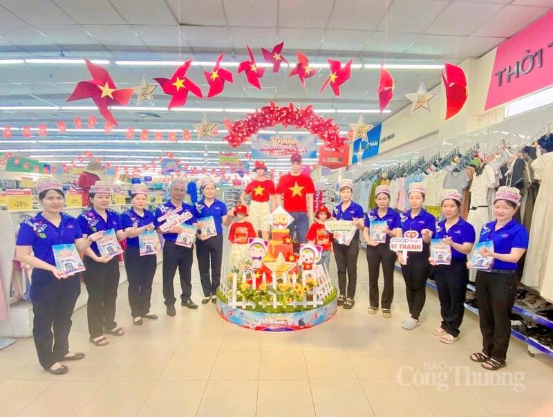 Siêu thị Co.opmart Vị Thanh kết hợp tổ chức sinh nhật hệ thống với nhiều chương trình khuyến mãi hấp dẫn.
