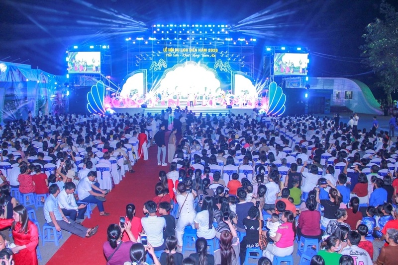 Đông đảo người dân và du khách tham dự lễ hội. Ảnh: Lê Hợi
