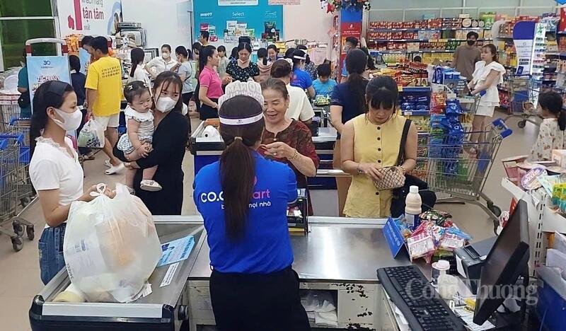Không khí mua sắm diễn ra sôi động tại siêu thị Co.opmart Vị Thanh.