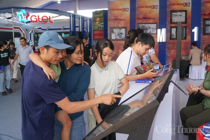 Nhiều gia đình đã tranh thủ kỳ nghỉ lễ đưa con đến tham quan và trải nghiệm các hoạt động bằng công nghệ số.