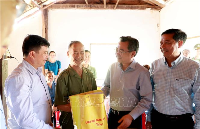 Đồng chí Nguyễn Thanh Nghị (thứ hai từ phải sang) thăm hỏi, động viên gia đình ông Mã Quang Vĩnh, gia đình thờ cúng liệt sĩ tại thôn 5 Ea Tling, xã Cư Jút, tỉnh Lâm Đồng. Ảnh:TTXVN