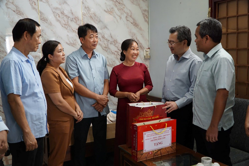 Đồng chí Nguyễn Thanh Nghị và Bí thư Tỉnh ủy Quảng Ngãi Hồ Văn Niên thăm, tặng quà gia đình ông Hoàng Khắc Sỹ.