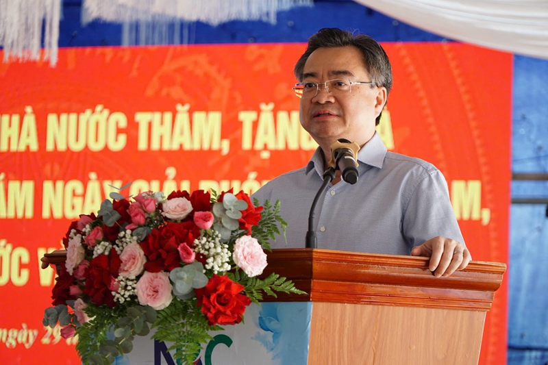 Đồng chí Nguyễn Thanh Nghị phát biểu tại buổi thăm, làm việc và tặng quà công nhân, người lao động có hoàn cảnh khó khăn tại Xí nghiệp may Kon Tum.