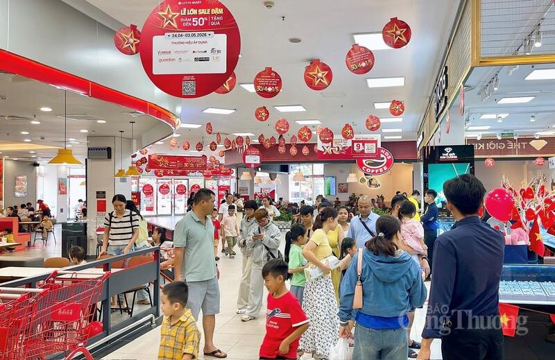 Các siêu thị thu hút đông đảo khách hàng trong dịp cao điểm mua sắm.